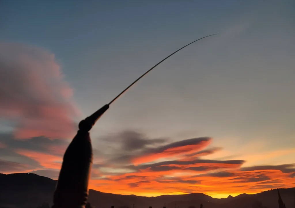 Clon de la popular Sirtel Super Santiago 1200 instalada sobre la barandilla metálica de un balcón.